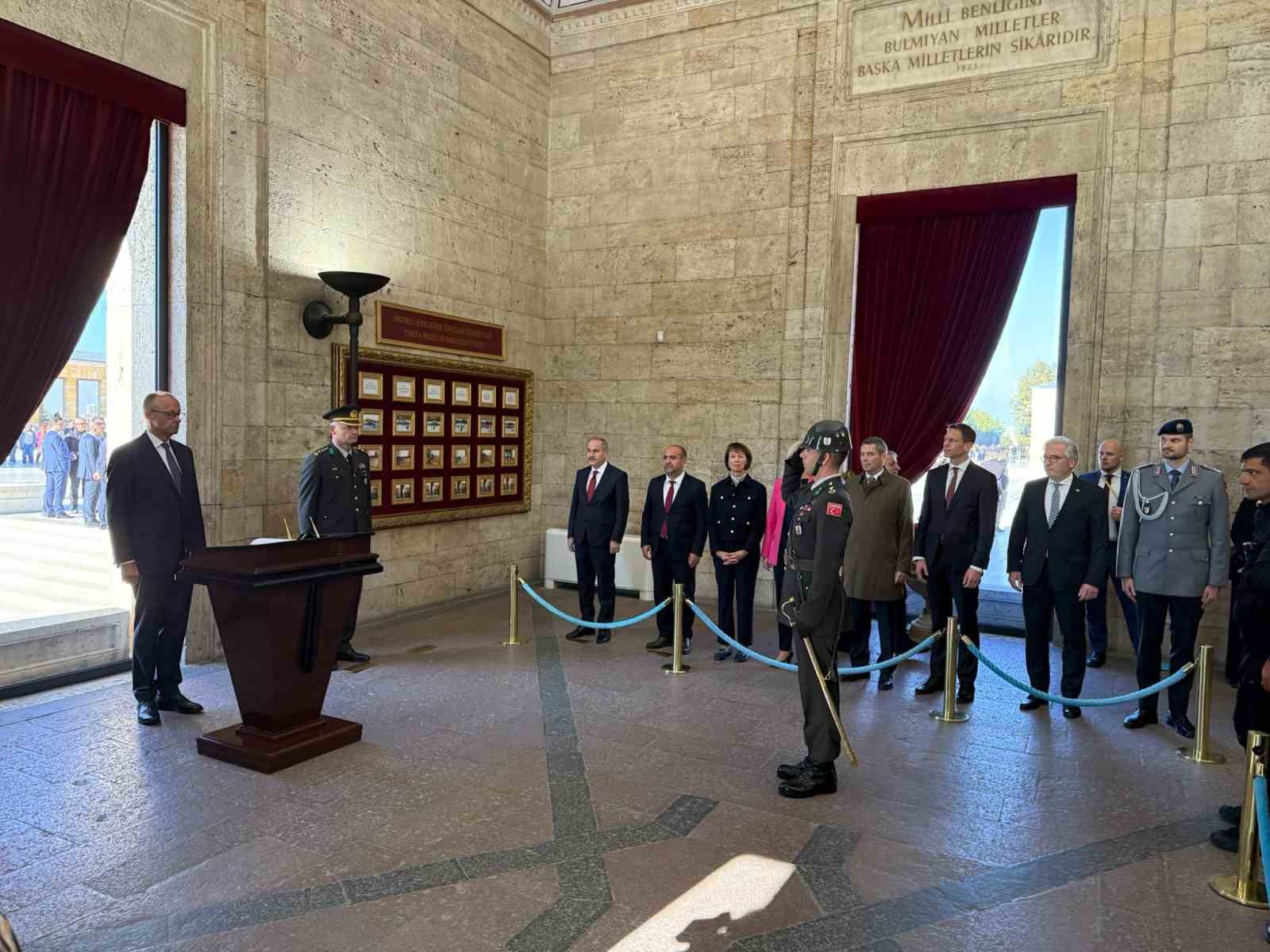 almanya sansolyesi merz anitkabiri ziyaret etti 0 gIH9X54G