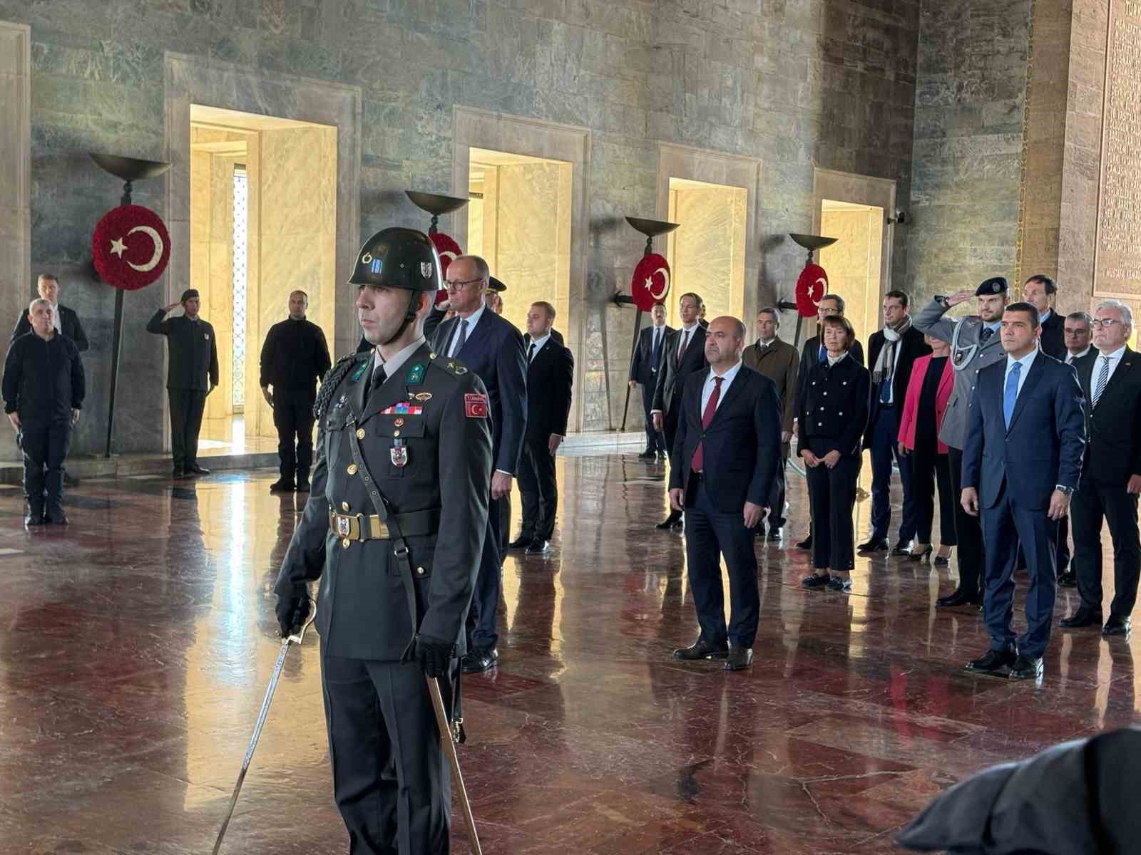 almanya sansolyesi merz anitkabiri ziyaret etti 1 rVT47ItP
