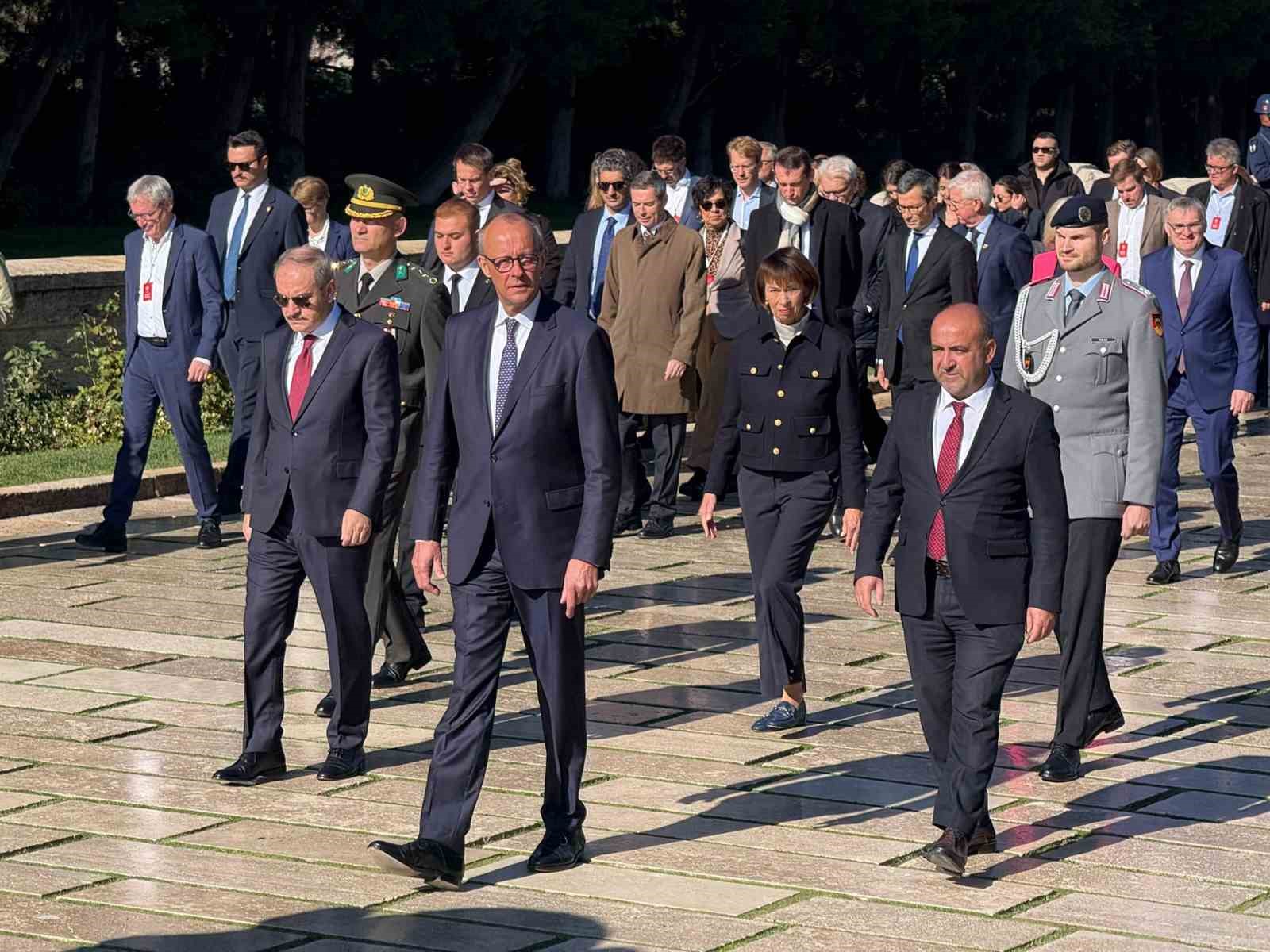 almanya sansolyesi merz anitkabiri ziyaret etti 2