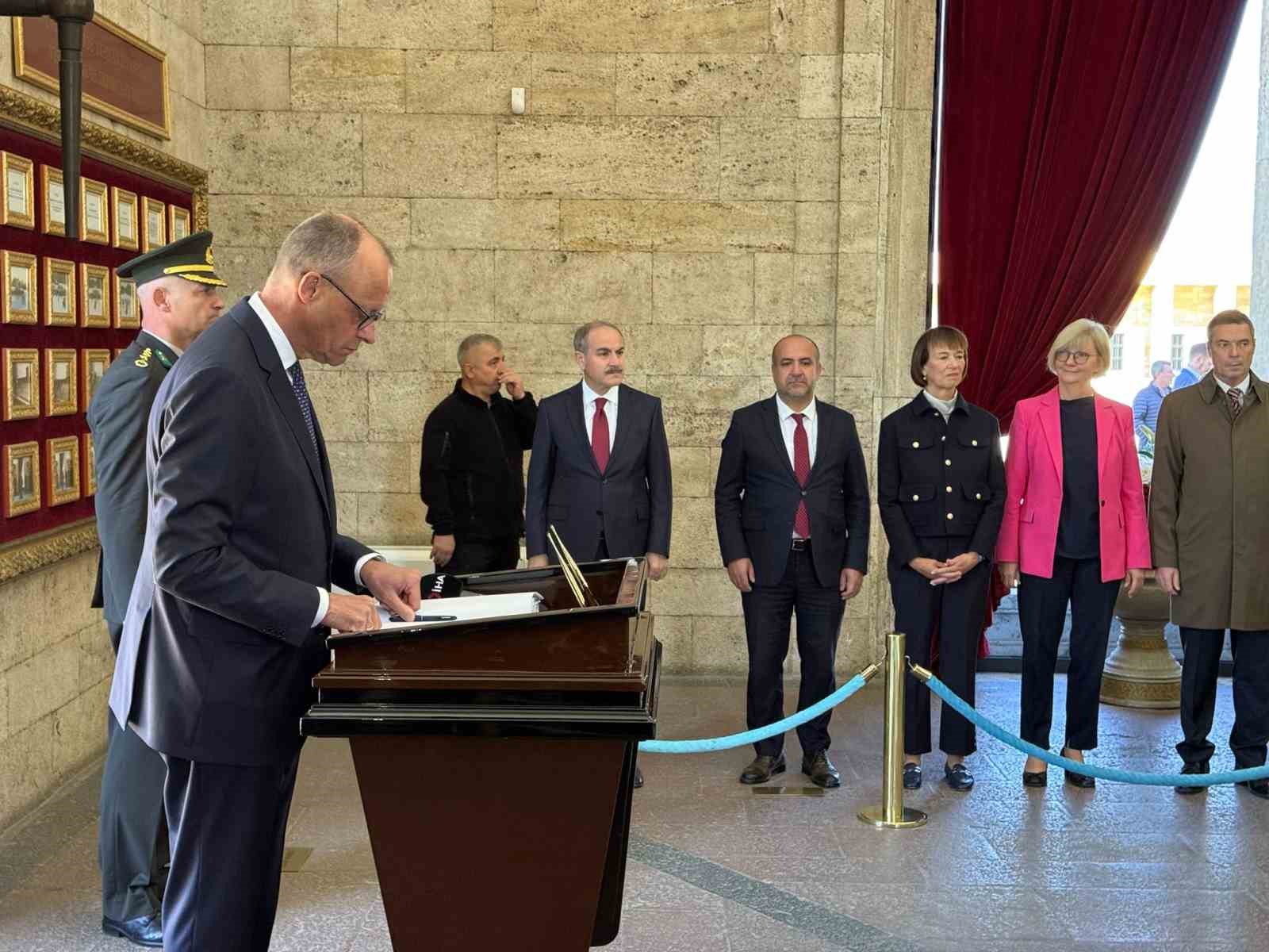 almanya sansolyesi merz anitkabiri ziyaret etti 3 nQLf4JKX