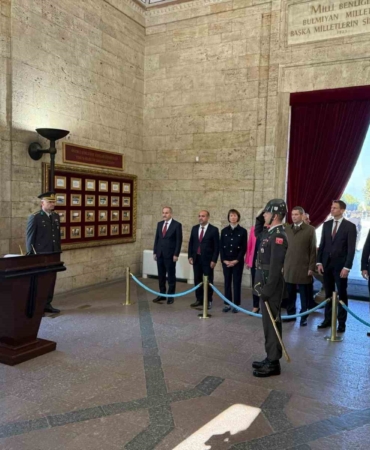 almanya-sansolyesi-merz-anitkabiri-ziyaret-etti-AnlYcyh6.jpg