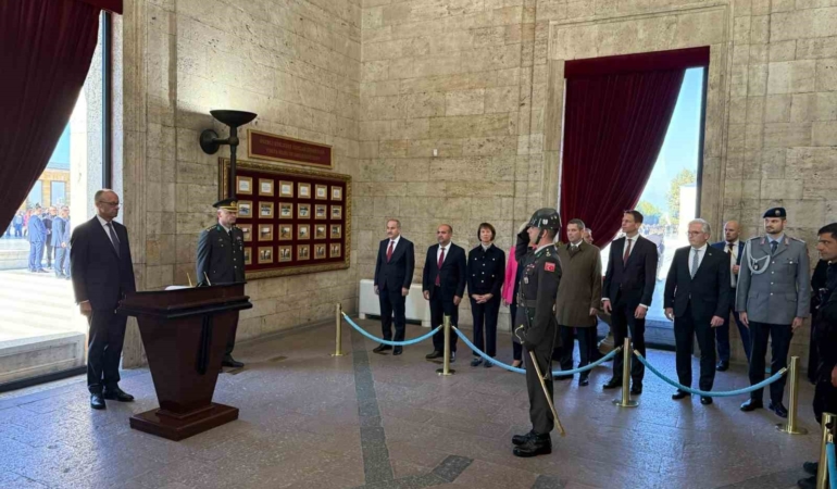 almanya-sansolyesi-merz-anitkabiri-ziyaret-etti-AnlYcyh6.jpg