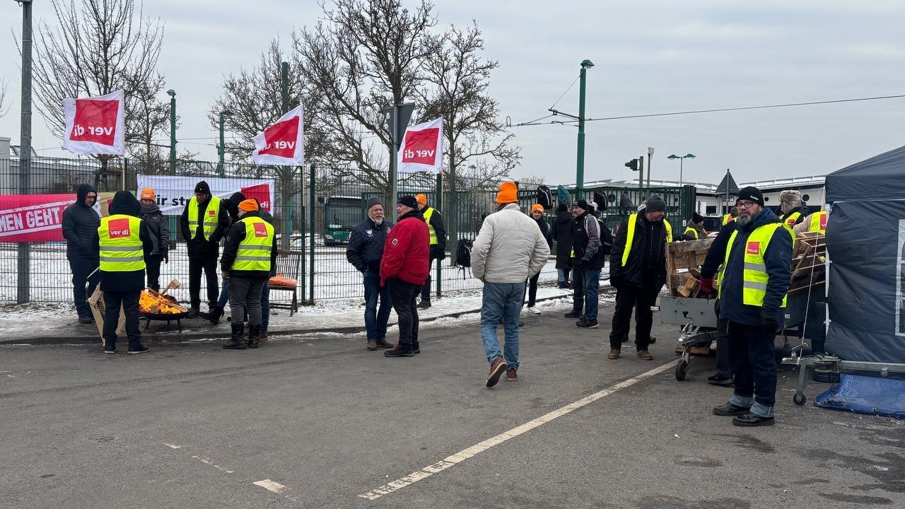 almanyada 100 bin calisan is birakti toplu tasima durma noktasina geldi 0 3CGdtE3w