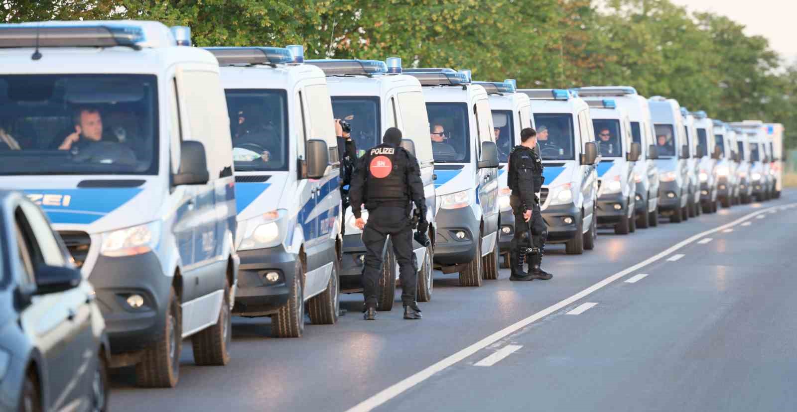 Almanya’da aşırı sağcı AfD partisinin kongresi sokakları karıştırdı 4 almanyada asiri sagci afd partisinin kongresi sokaklari karistirdi 0 lg9HyHkD