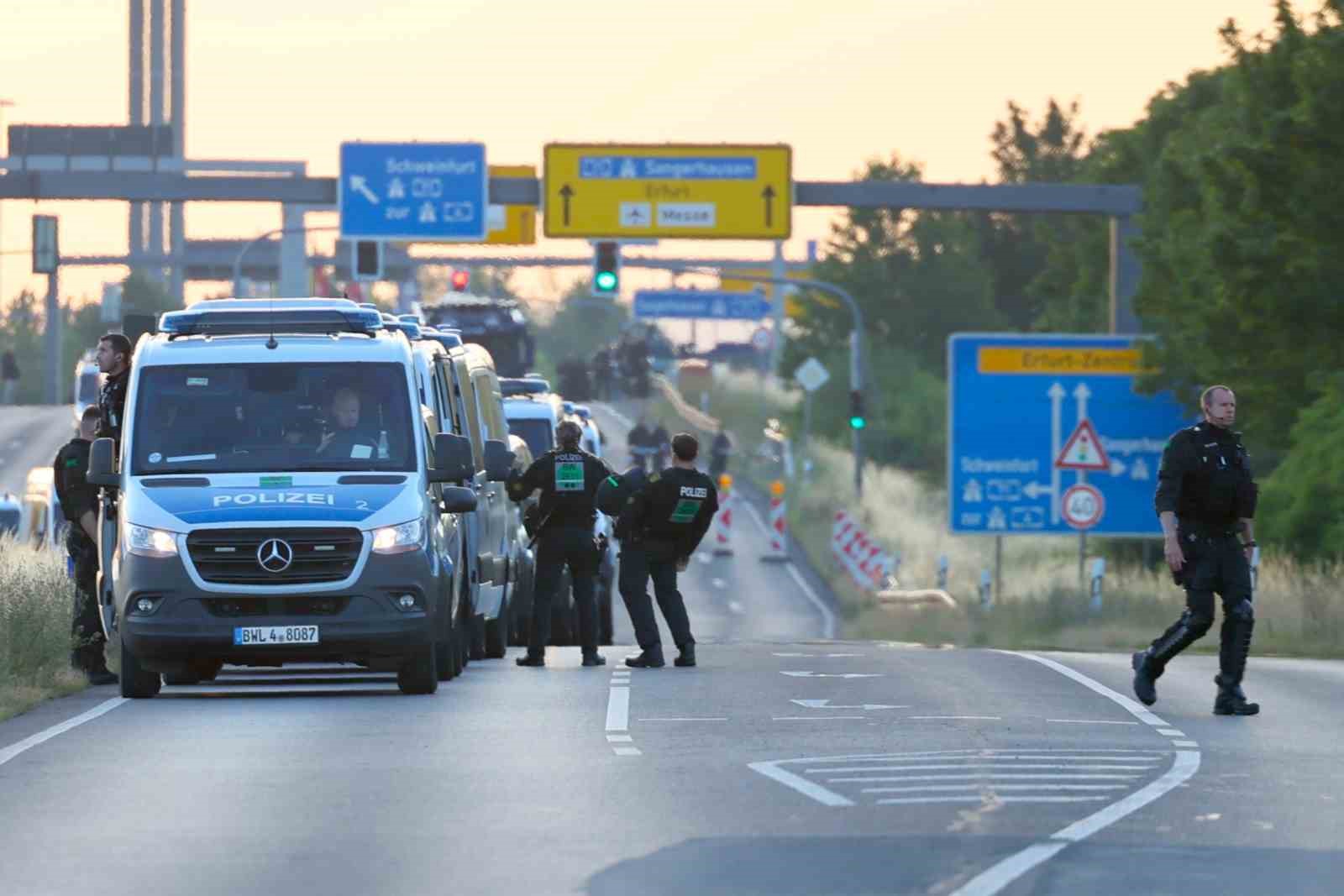 Almanya’da aşırı sağcı AfD partisinin kongresi sokakları karıştırdı 5 almanyada asiri sagci afd partisinin kongresi sokaklari karistirdi 1 K8vnTVvX