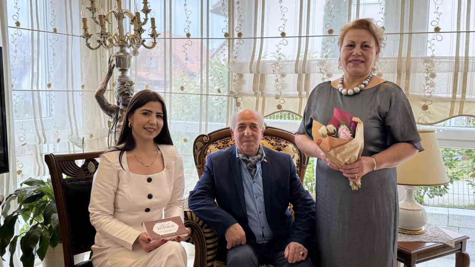 almanyada bayram coskusu cocuklar kapi kapi gezip seker topladi 2 JDtmQzR3