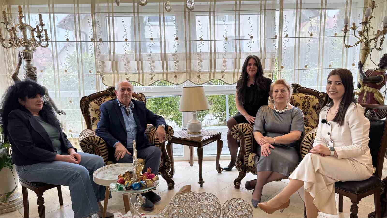 almanyada bayram coskusu cocuklar kapi kapi gezip seker topladi 6