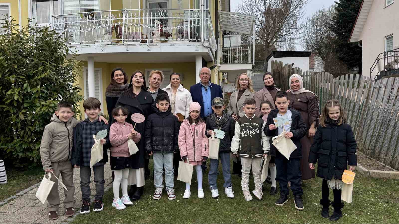 almanyada bayram coskusu cocuklar kapi kapi gezip seker topladi 7 H54Hjn5k