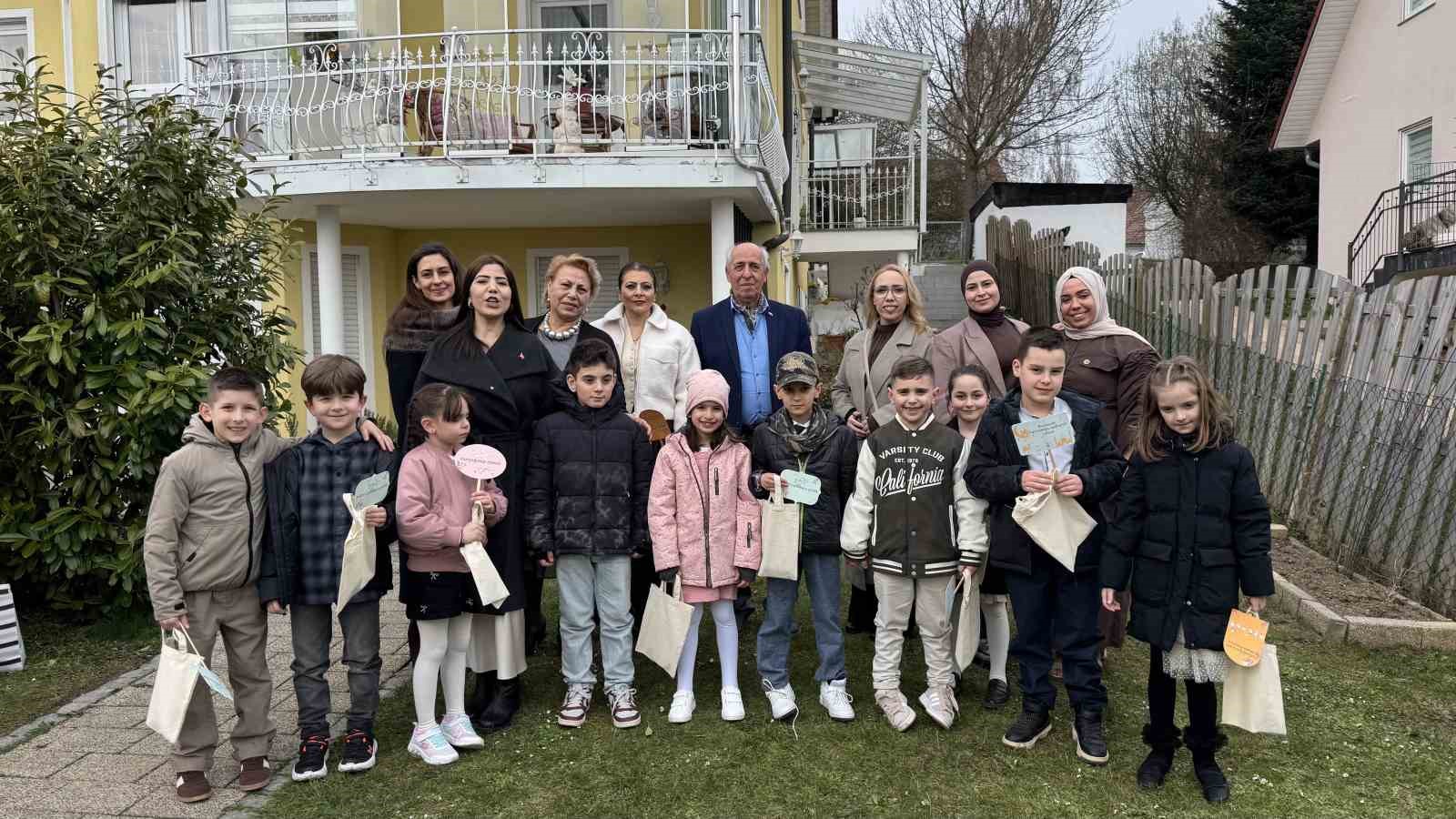 almanyada bayram coskusu cocuklar kapi kapi gezip seker topladi 8 HNn4hGj3