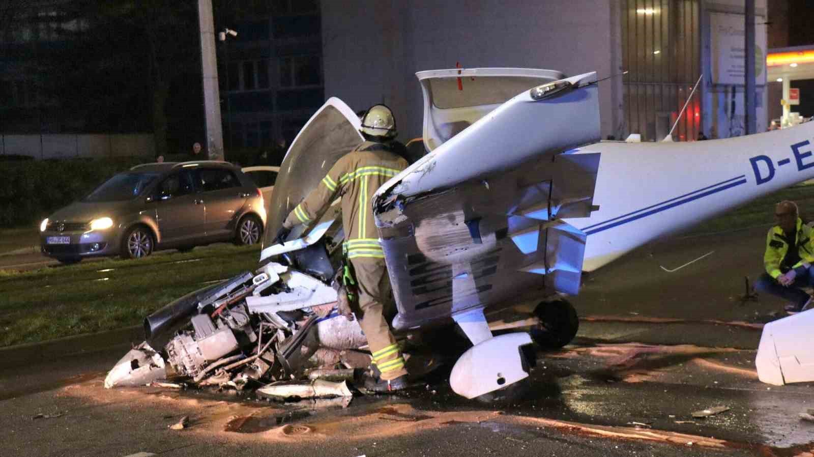 almanyada caddeye acil inis yapan kucuk ucak trafik levhasina carpti 3 yarali 1 KiGVP9Jd
