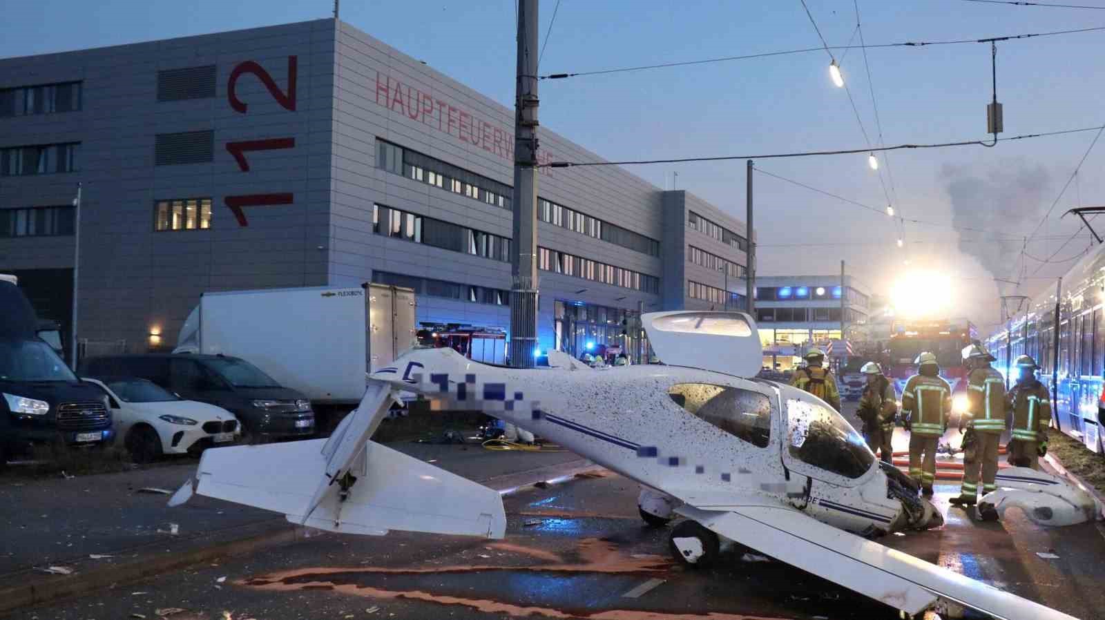almanyada caddeye acil inis yapan kucuk ucak trafik levhasina carpti 3 yarali 2