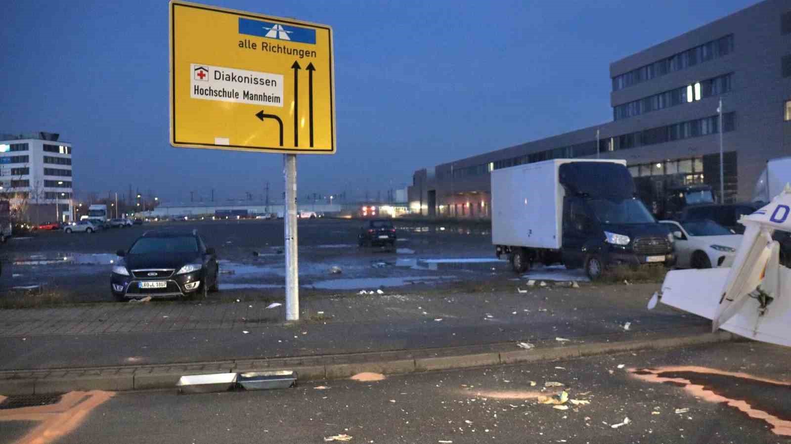 almanyada caddeye acil inis yapan kucuk ucak trafik levhasina carpti 3 yarali 3 k7vkiwr2