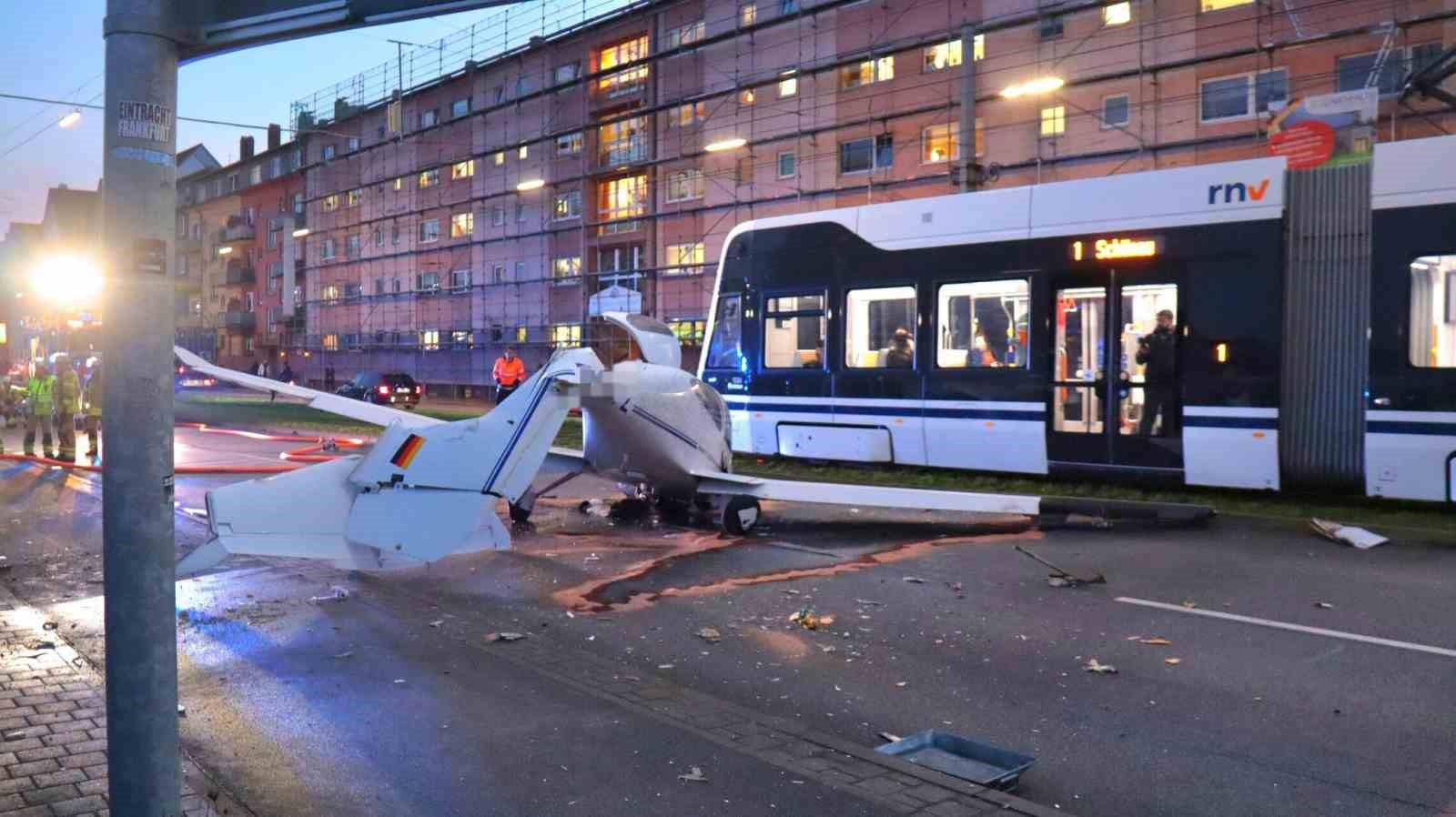 almanyada caddeye acil inis yapan kucuk ucak trafik levhasina carpti 3 yarali 4 TFfybdwr