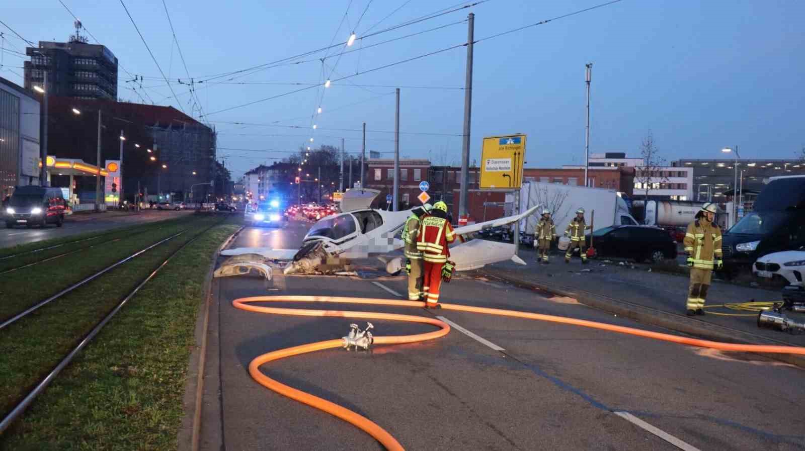almanyada caddeye acil inis yapan kucuk ucak trafik levhasina carpti 3 yarali 6 kTRHUdDA