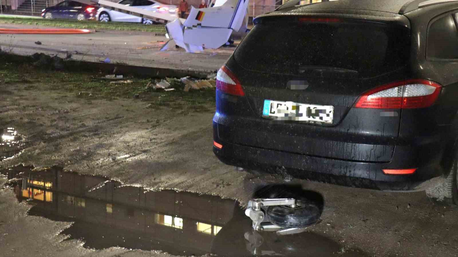almanyada caddeye acil inis yapan kucuk ucak trafik levhasina carpti 3 yarali 7