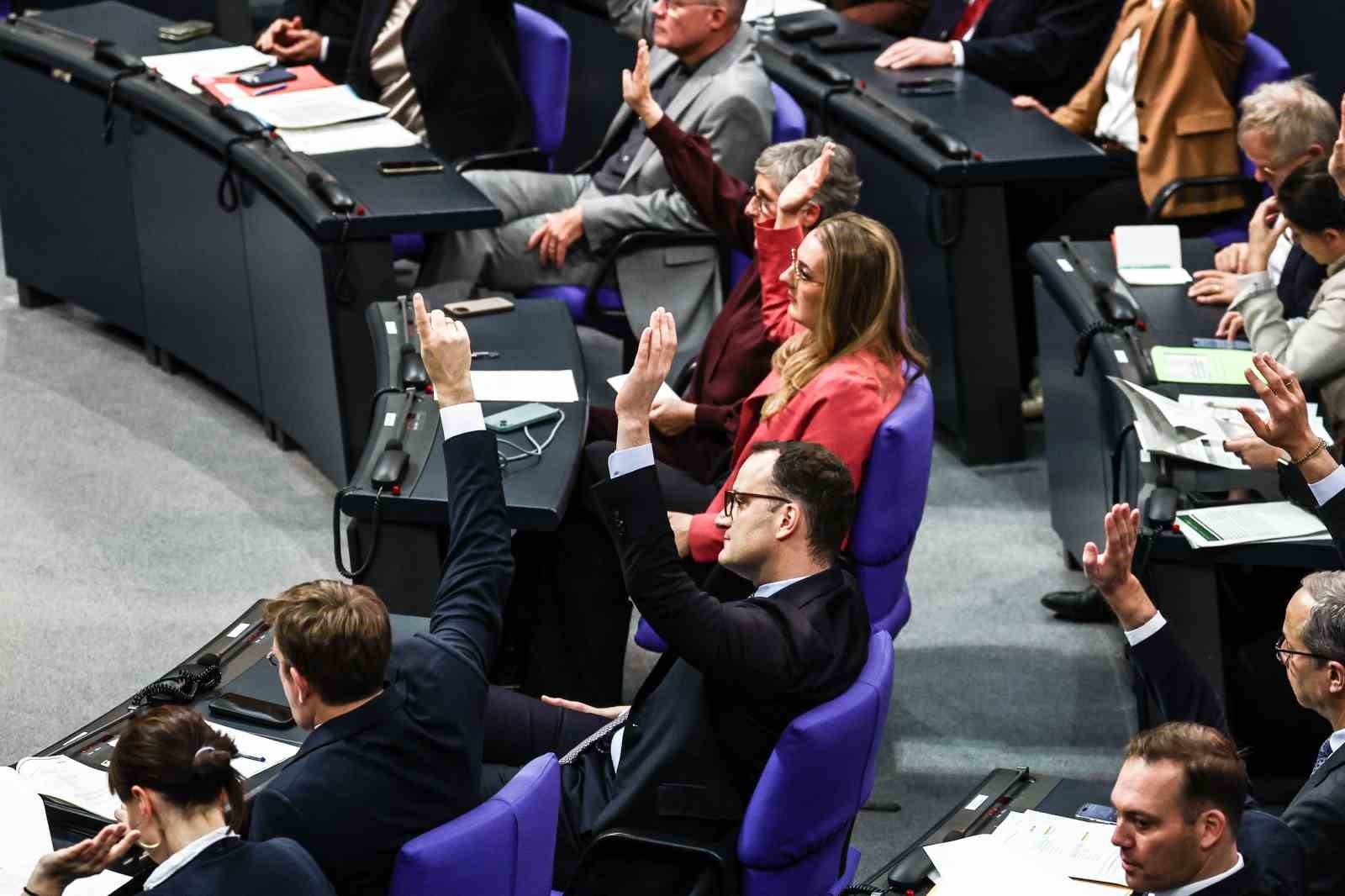 Almanya’da "Merz’e güvenoyu" niteliğindeki emeklilik reformu Federal Meclis’ten kıl payı geçti 6 almanyada merze guvenoyu niteligindeki emeklilik reformu federal meclisten kil payi gecti 2 LKwk9a4n