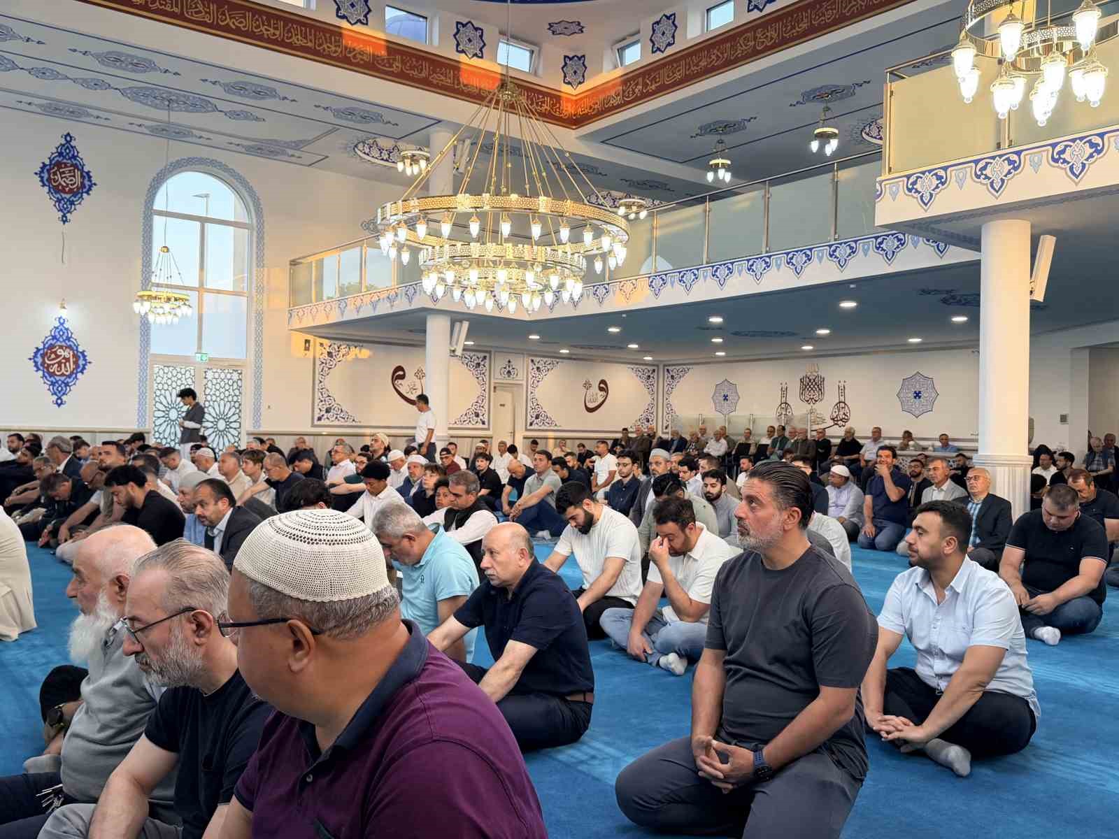 almanyada muslumanlar bayram namazi icin bruhl camiine akin etti 0 X4XZeycu