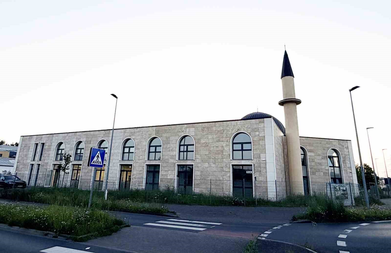 almanyada muslumanlar bayram namazi icin bruhl camiine akin etti 1 KQRiIHGz