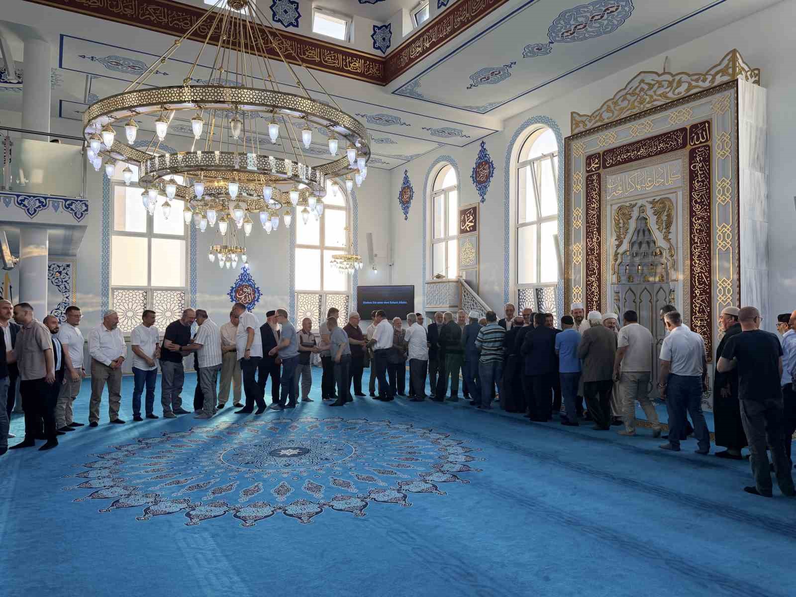 almanyada muslumanlar bayram namazi icin bruhl camiine akin etti 10 BIpKZvOX