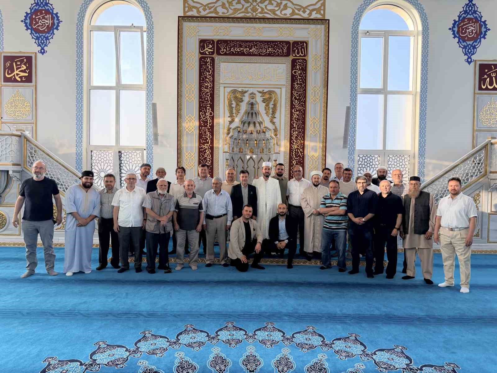 almanyada muslumanlar bayram namazi icin bruhl camiine akin etti 11 Q62yLAjN