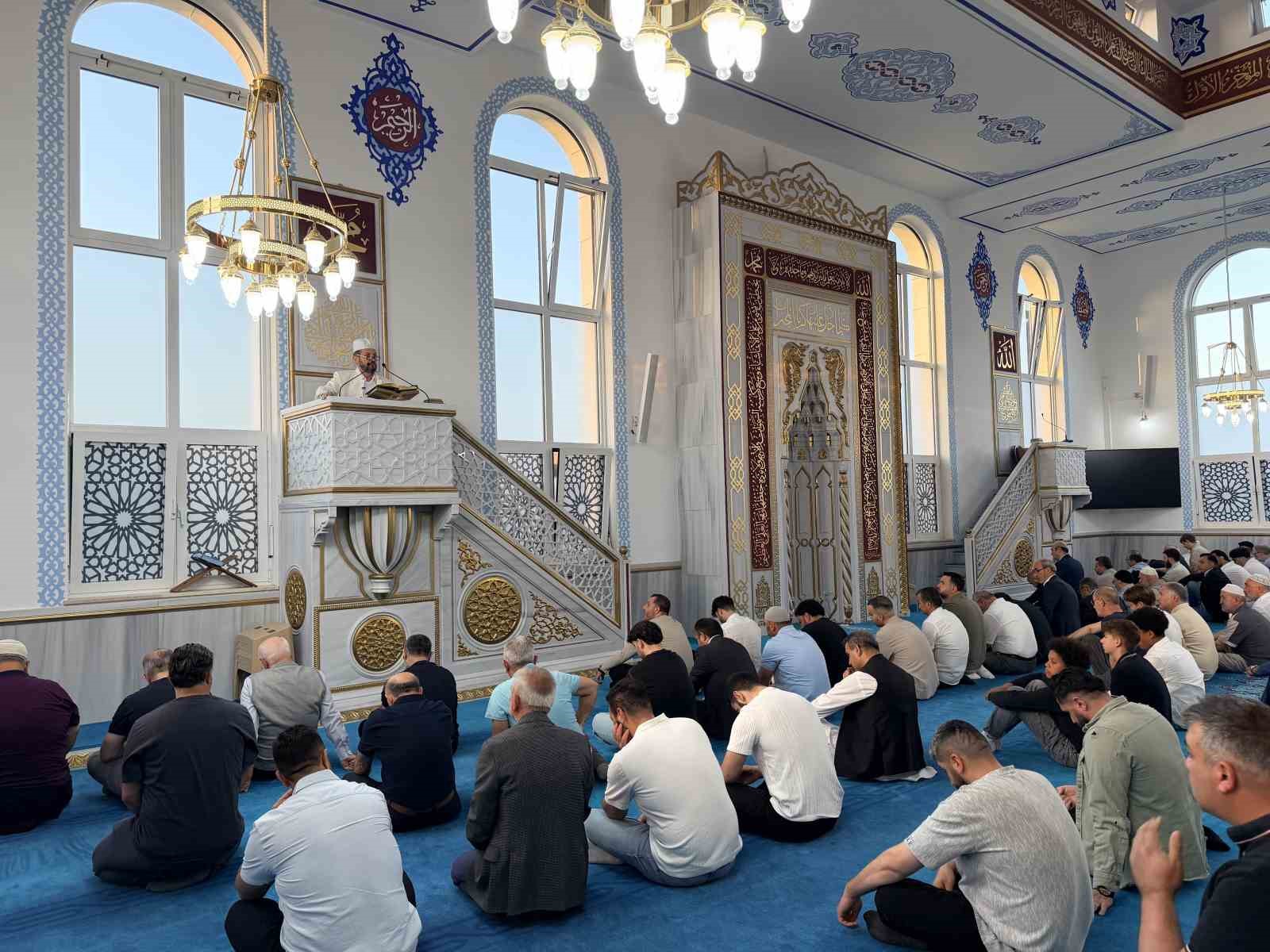 almanyada muslumanlar bayram namazi icin bruhl camiine akin etti 3 HKplEHXi