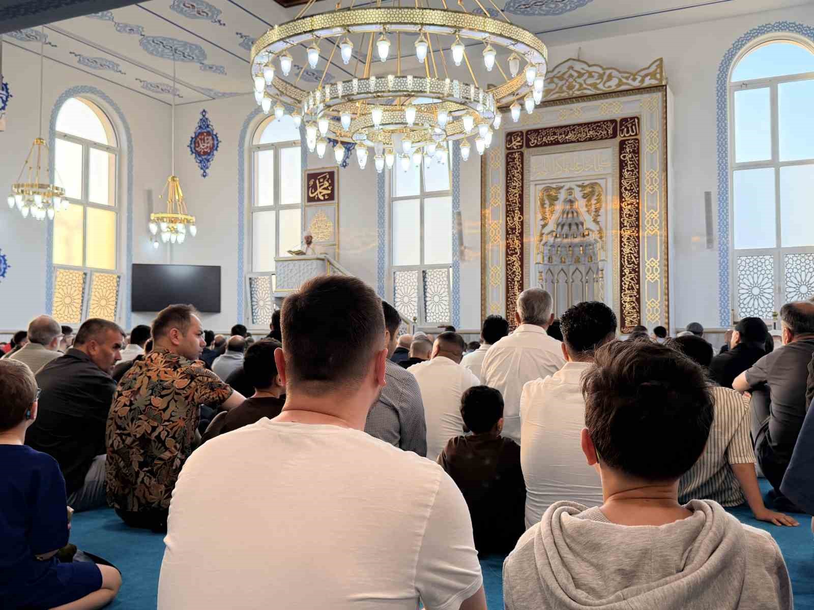 almanyada muslumanlar bayram namazi icin bruhl camiine akin etti 4 RU3dfMNl