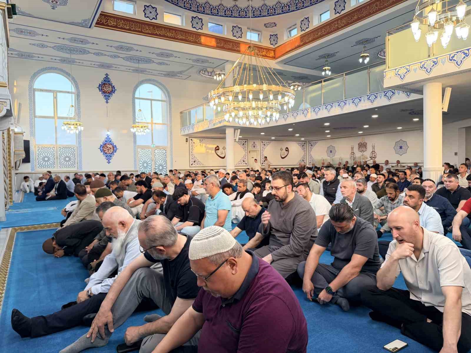 almanyada muslumanlar bayram namazi icin bruhl camiine akin etti 5 656JTnDD