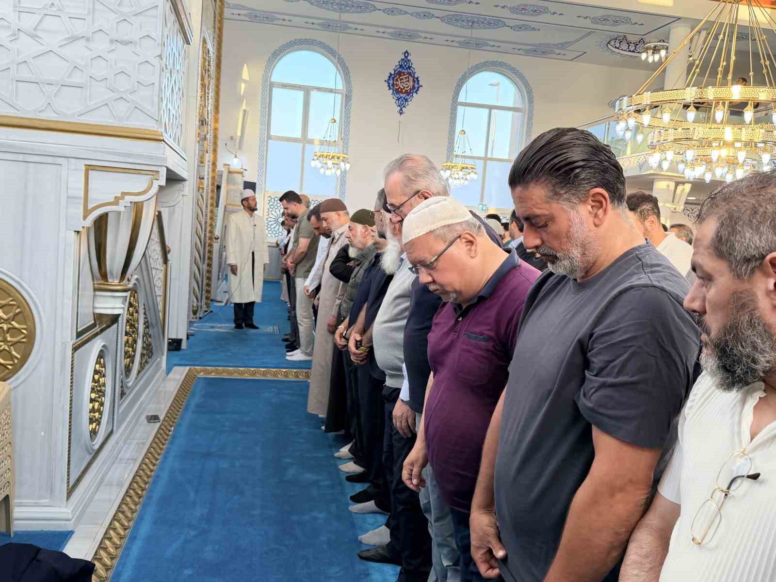 almanyada muslumanlar bayram namazi icin bruhl camiine akin etti 6 dGfGTrqT