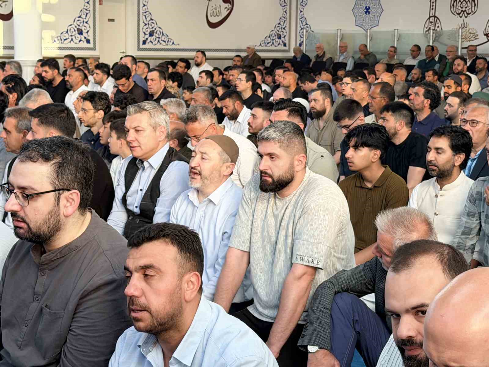 almanyada muslumanlar bayram namazi icin bruhl camiine akin etti 7 WYWEKK6b