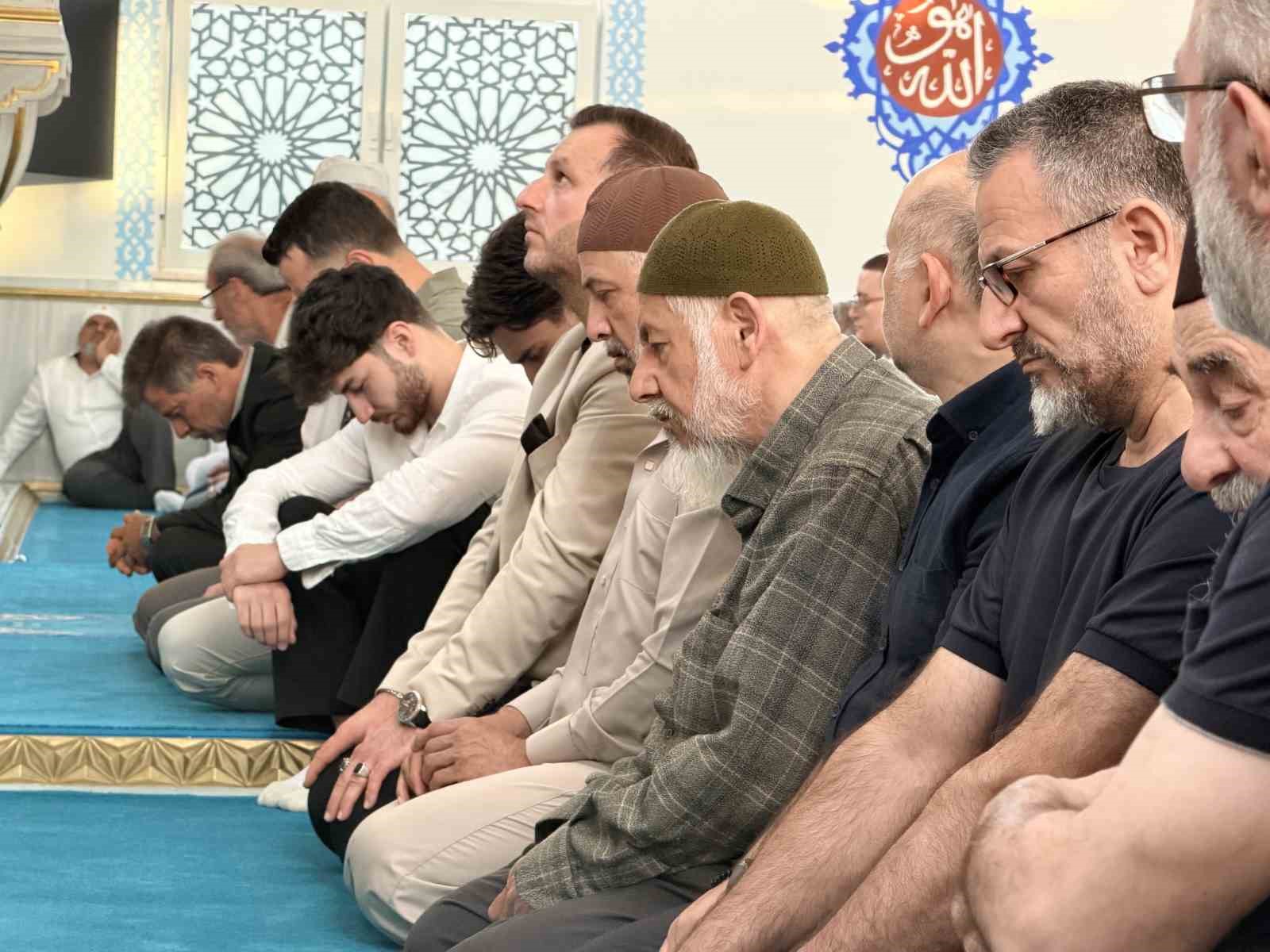 almanyada muslumanlar bayram namazi icin bruhl camiine akin etti 8 slUDh1ST