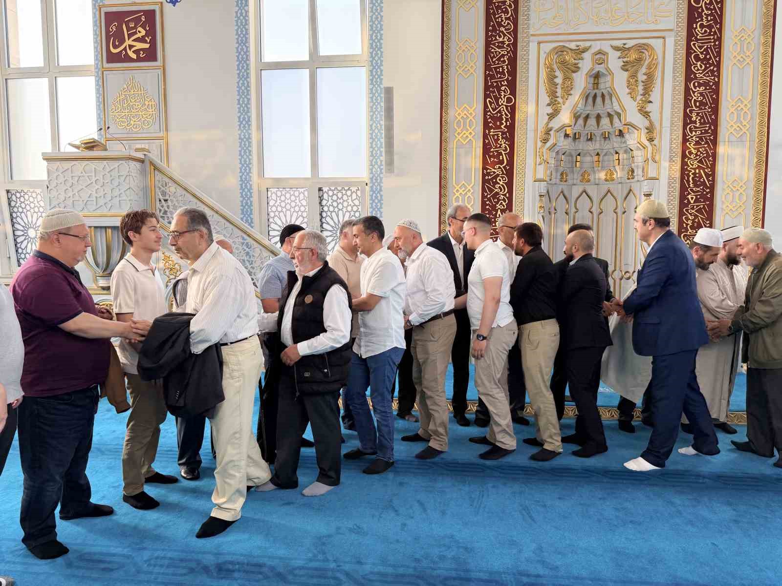 almanyada muslumanlar bayram namazi icin bruhl camiine akin etti 9 aF2LC67G