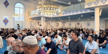 almanyada-muslumanlar-bayram-namazi-icin-bruhl-camiine-akin-etti-nLHB7qMK.jpg