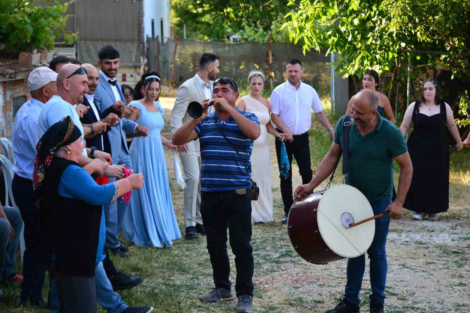 Almanya’dan Çorum’a uzanan mutluluk: İkiz kardeşler Alman gelin adaylarıyla nışanlandı 5 almanyadan coruma uzanan mutluluk ikiz kardesler alman gelin adaylariyla nisanlandi 1 55X7mJXp