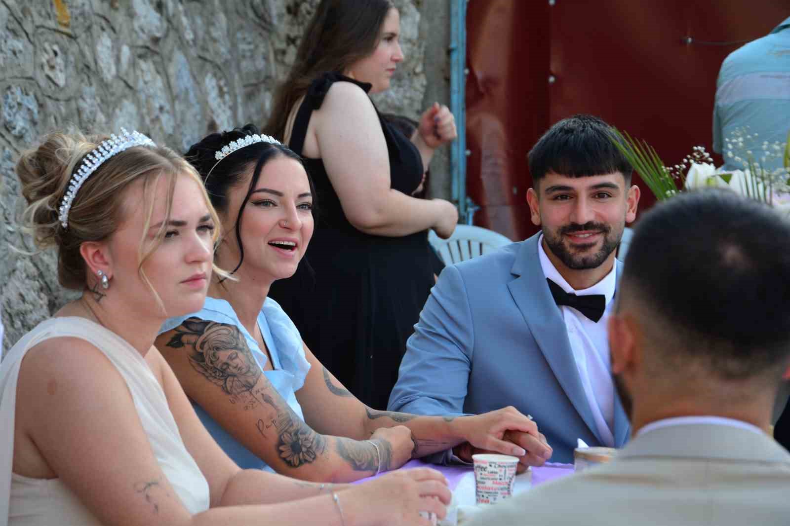 Almanya’dan Çorum’a uzanan mutluluk: İkiz kardeşler Alman gelin adaylarıyla nışanlandı 12 almanyadan coruma uzanan mutluluk ikiz kardesler alman gelin adaylariyla nisanlandi 8 rUEWSDK5