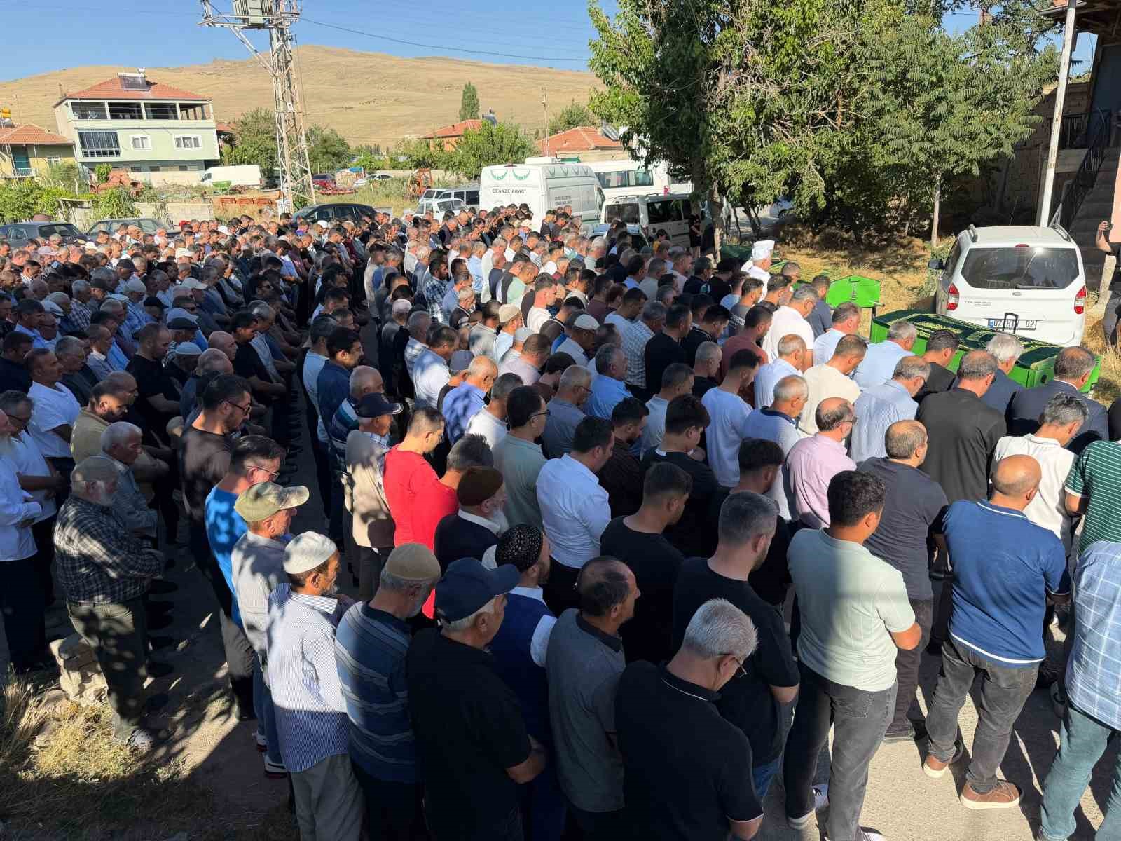 almanyadan memleketlerine giderken kazada olen 3 kisi son yolculuguna ugurlandi 0 WdvlSZES