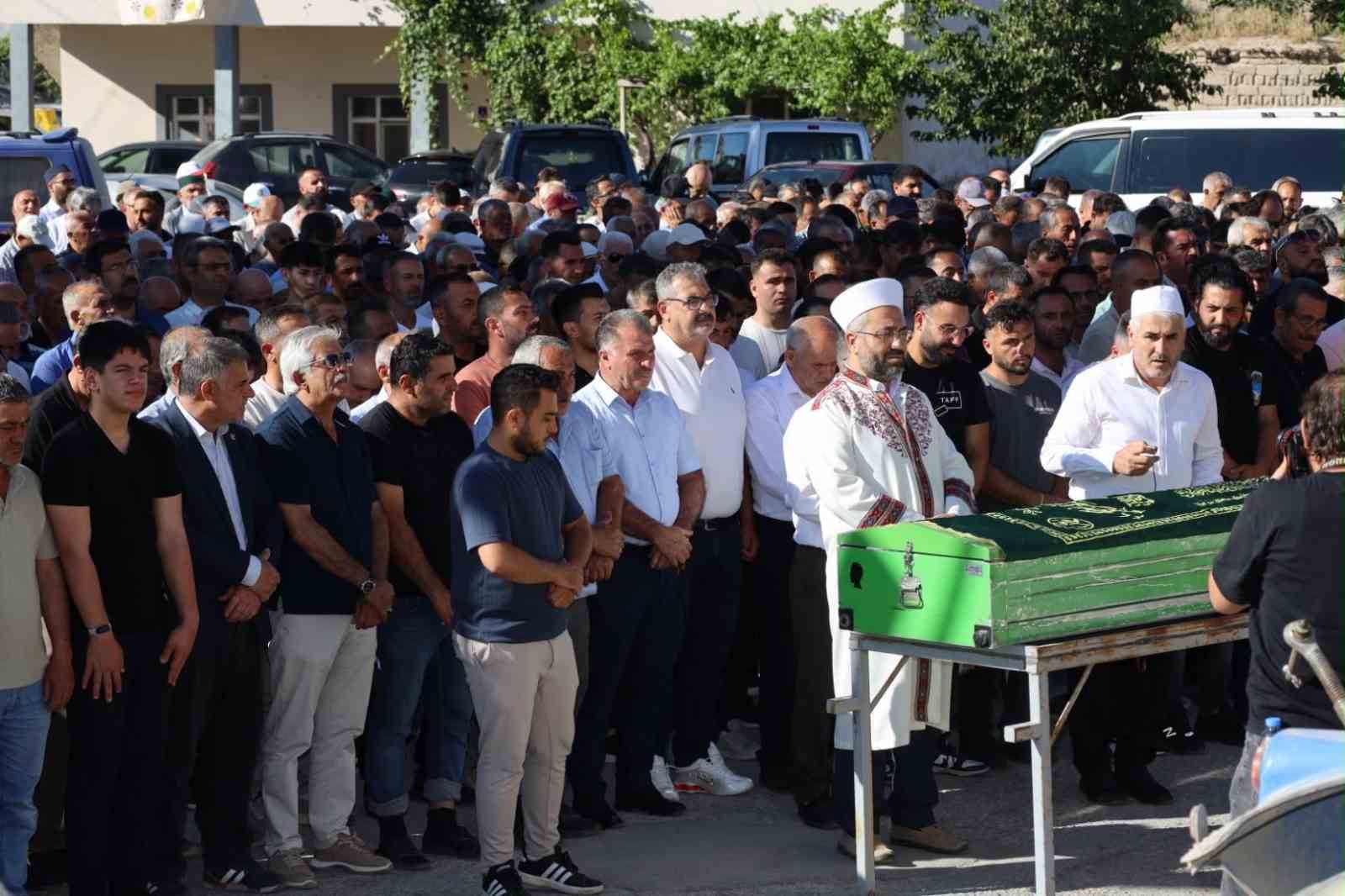 almanyadan memleketlerine giderken kazada olen 3 kisi son yolculuguna ugurlandi 1 TPmLtPdO
