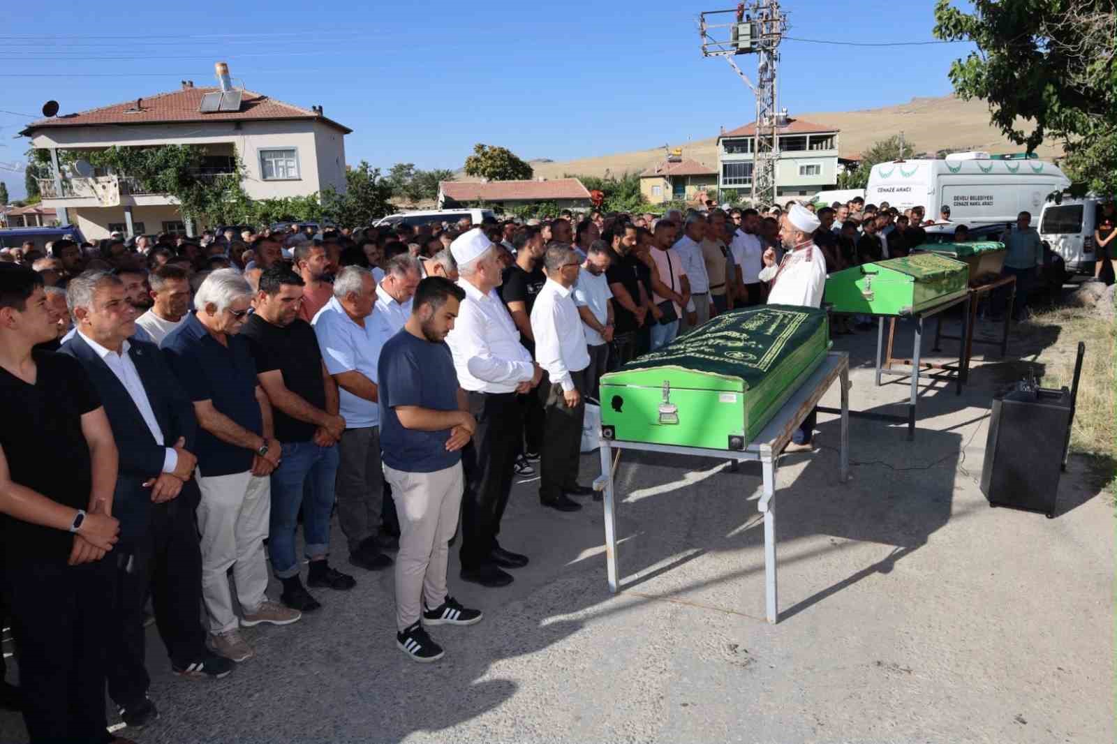 almanyadan memleketlerine giderken kazada olen 3 kisi son yolculuguna ugurlandi 2 sfufN94i