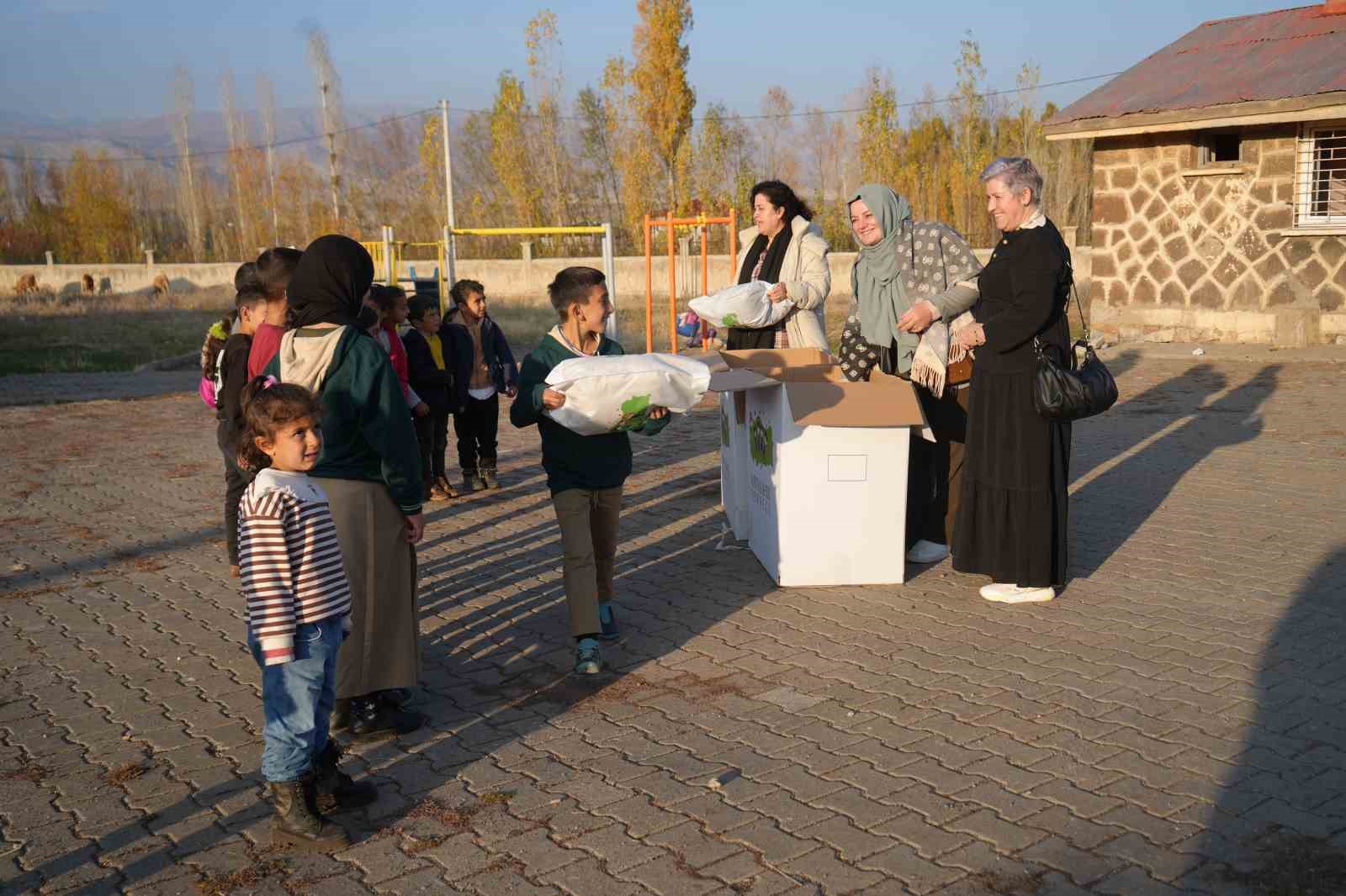 almanyadan musa gonulleri isitan yardim bin cocuga kislik yardim 0 tqYieLnb