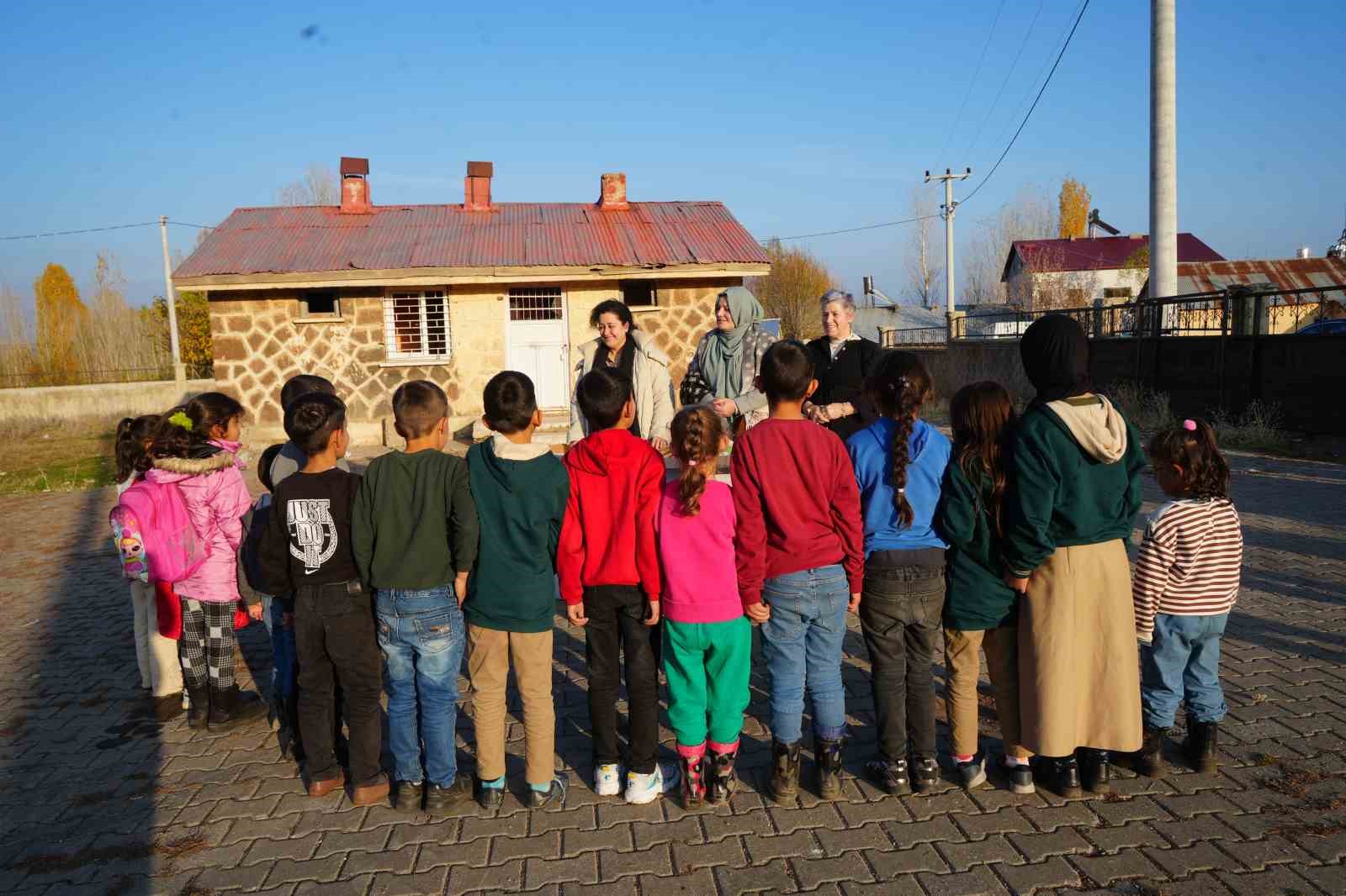 almanyadan musa gonulleri isitan yardim bin cocuga kislik yardim 1 IL3vJO4A