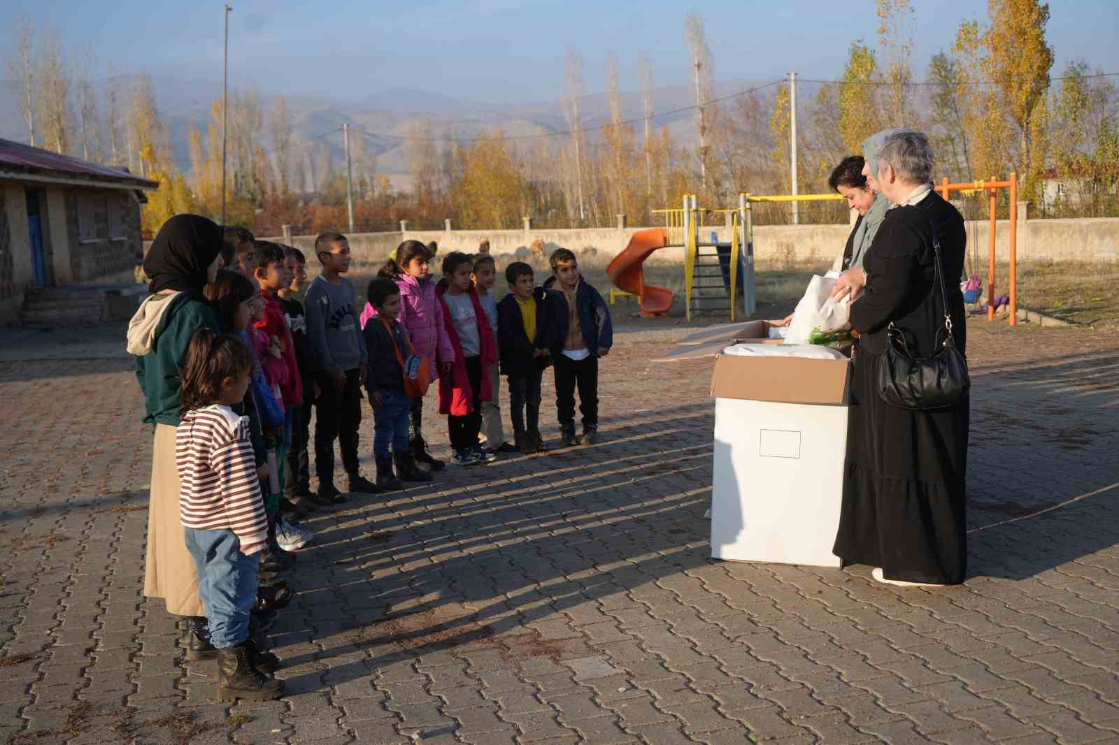 almanyadan musa gonulleri isitan yardim bin cocuga kislik yardim 2 9215CM76