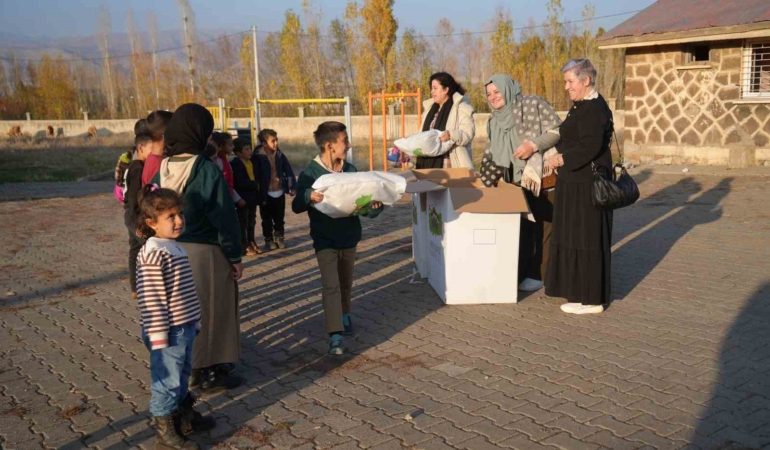 almanyadan-musa-gonulleri-isitan-yardim-bin-cocuga-kislik-yardim-3N3XcI2e.jpg