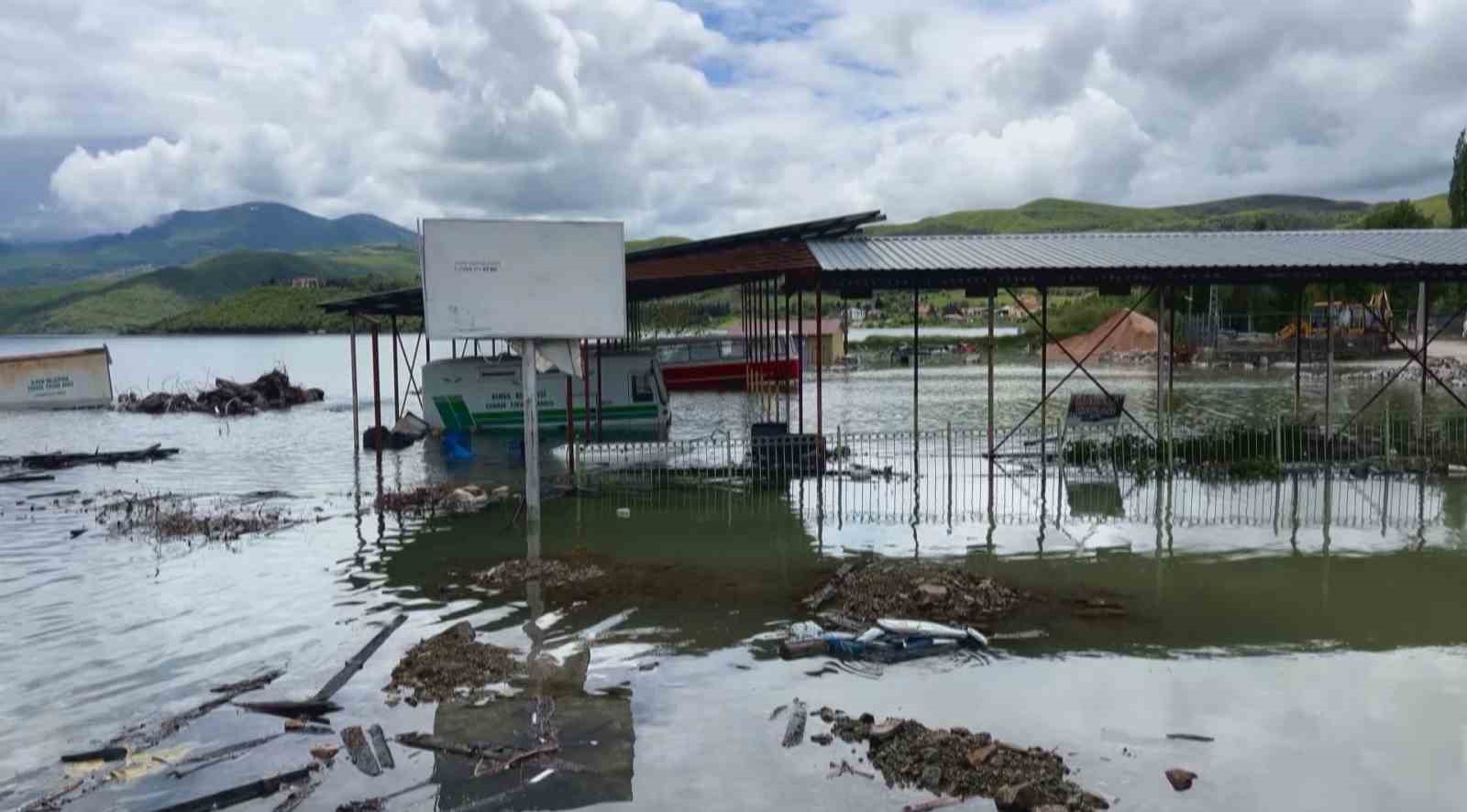 Almus Barajı taştı taştı, baraj kenarındaki oyun parkı ve otopark sular altında kaldı 6 almus baraji tasti tasti baraj kenarindaki oyun parki ve otopark sular altinda kaldi 2 TbJUtmNP