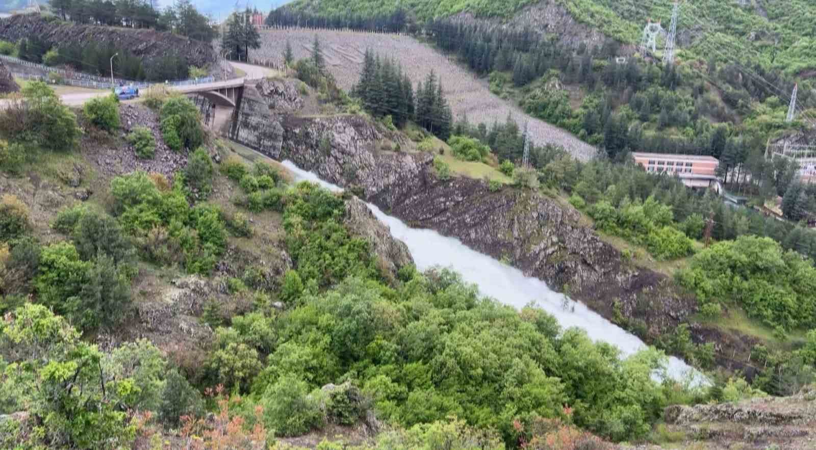 Almus Barajı taştı taştı, baraj kenarındaki oyun parkı ve otopark sular altında kaldı 8 almus baraji tasti tasti baraj kenarindaki oyun parki ve otopark sular altinda kaldi 4 wd3j58Sn