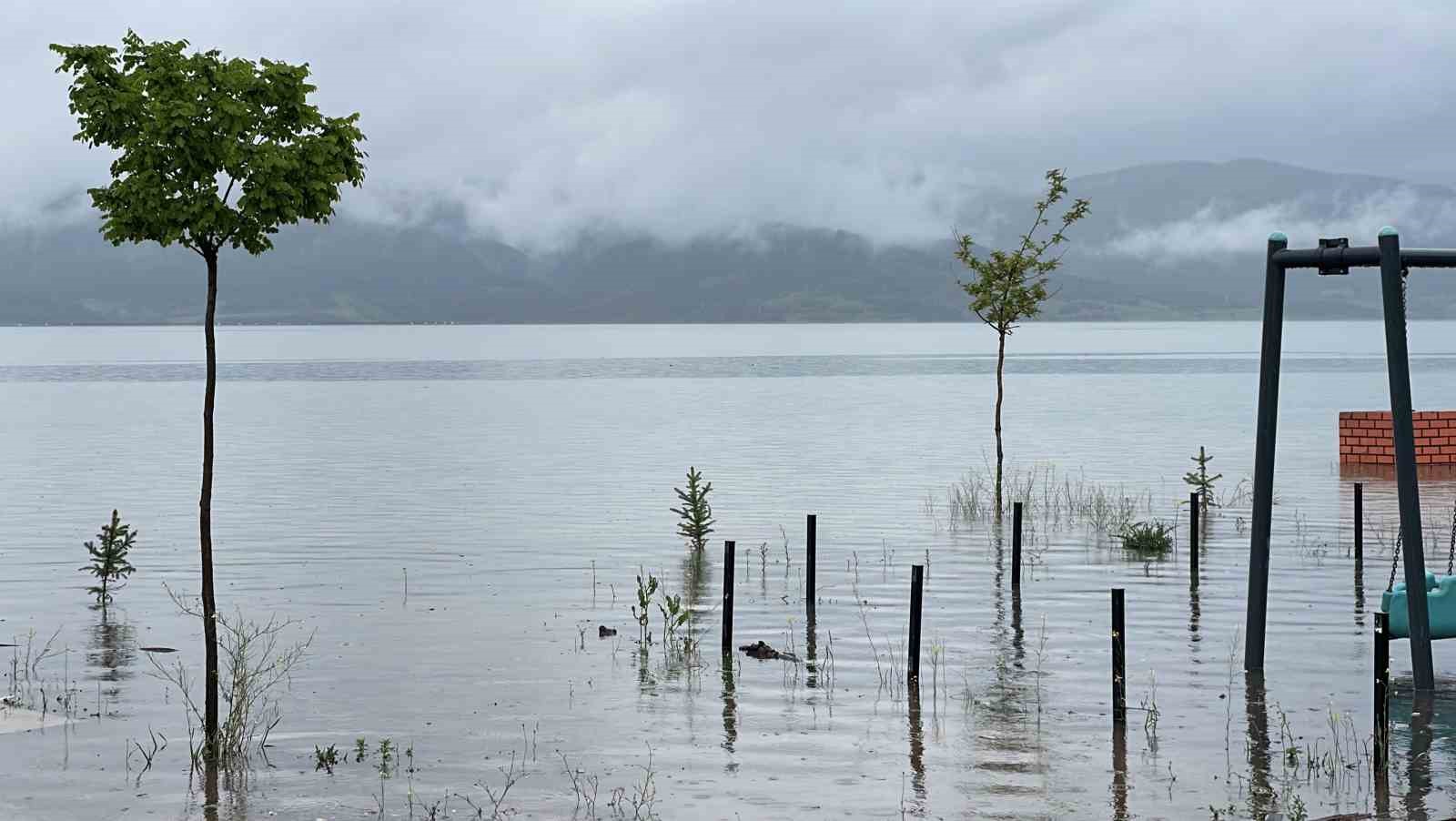 Almus Barajı’nın taşmasıyla ilçenin simgesi sular altında kalmıştı: 3 günlük değişim suyun yükselişini gözler önüne serdi 7 almus barajinin tasmasiyla ilcenin simgesi sular altinda kalmisti 3 gunluk degisim suyun yukselisini gozler