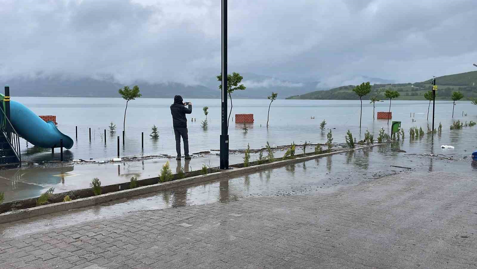 Almus Barajı’nın taşmasıyla ilçenin simgesi sular altında kalmıştı: 3 günlük değişim suyun yükselişini gözler önüne serdi 6 almus barajinin tasmasiyla ilcenin simgesi sular altinda kalmisti 3 gunluk degisim suyun yukselisini gozler ldrMjPuT