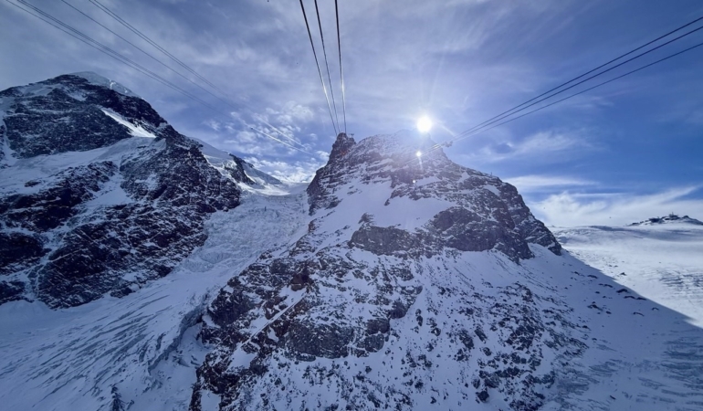 alp-daglarinin-zirvesinde-masal-gibi-goruntuler-rHHsNXf5.jpg
