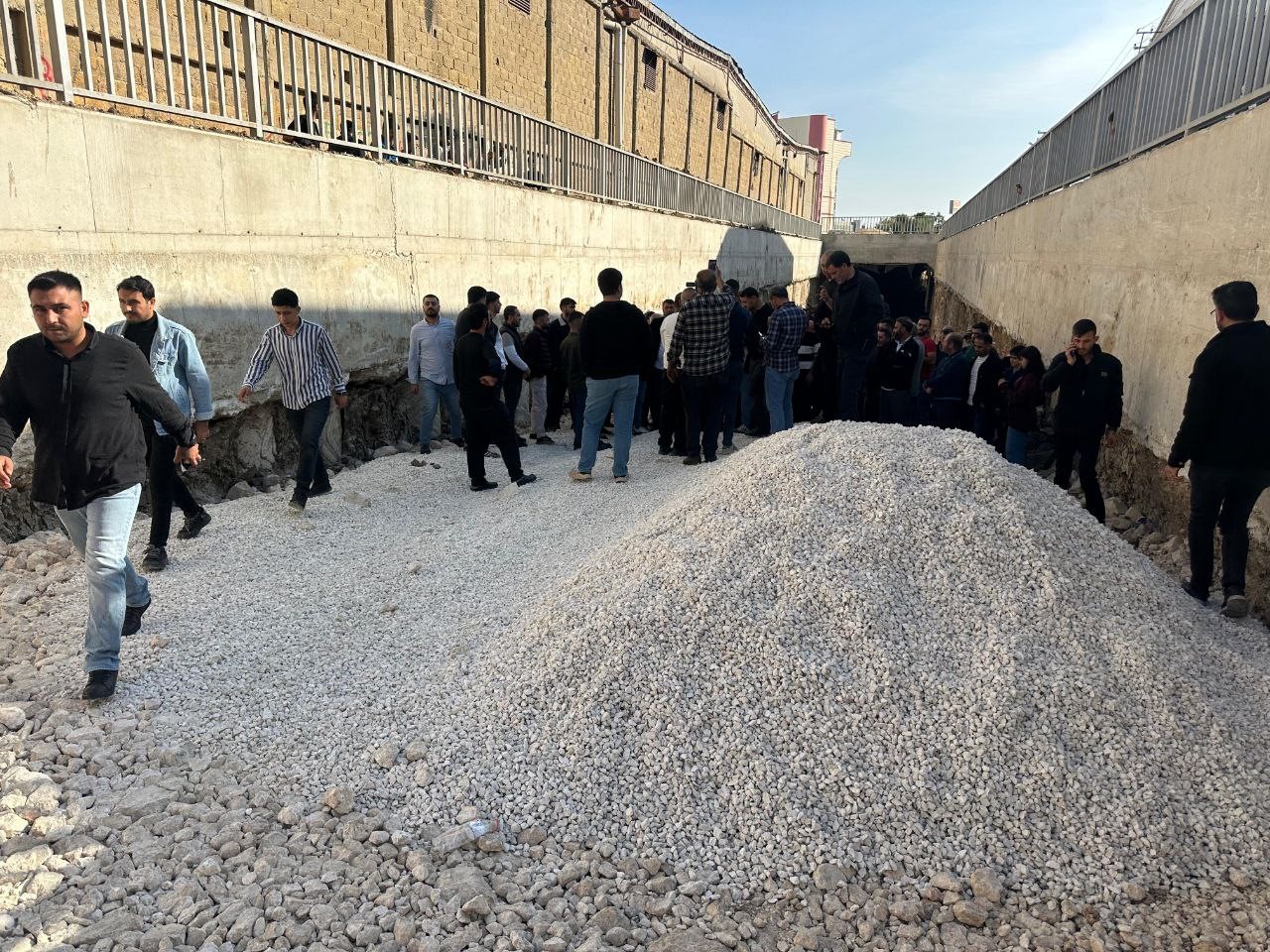 Alt geçit bitmeyince "bitme" noktasına gelen esnaf isyan etti 8 alt gecit bitmeyince bitme noktasina gelen esnaf isyan etti 4 NEr6Eztz
