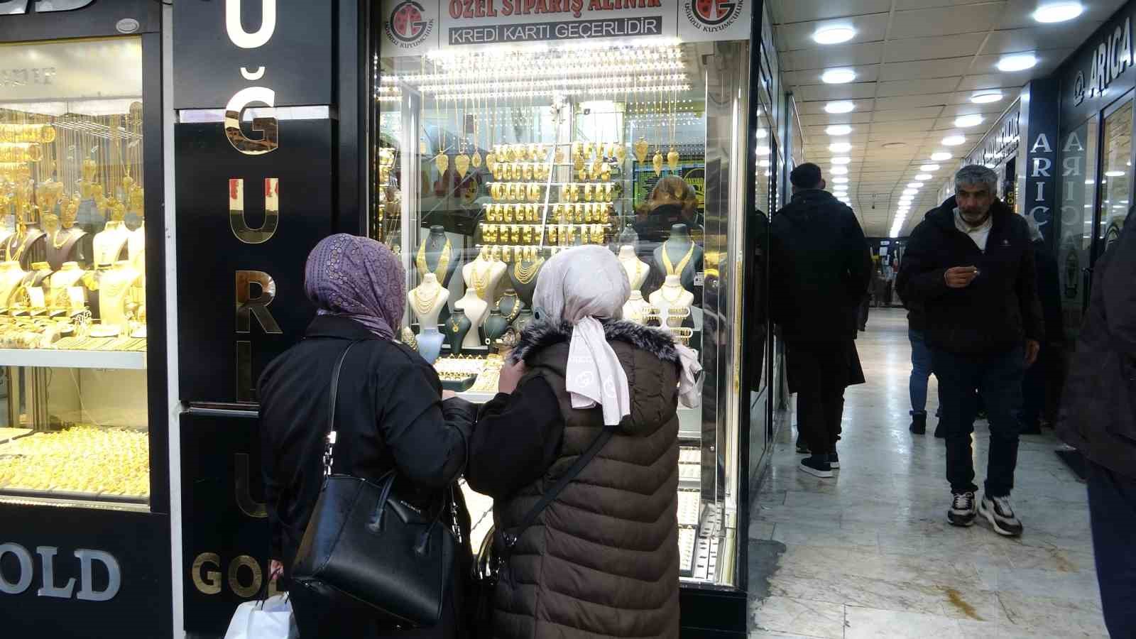Altın fiyatları düştü, vatandaş kuyumculara akın etti 5 altin fiyatlari dustu vatandas kuyumculara akin etti 1 7nPKhDP2