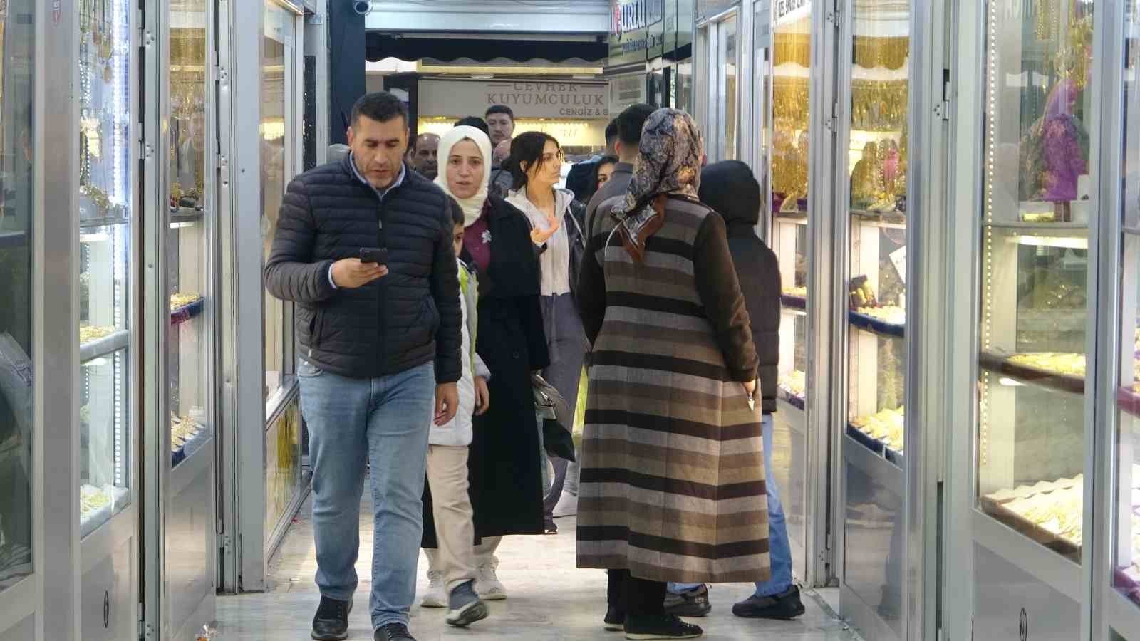 Altın fiyatları düştü, vatandaş kuyumculara akın etti 6 altin fiyatlari dustu vatandas kuyumculara akin etti 2 dGJpRBFa