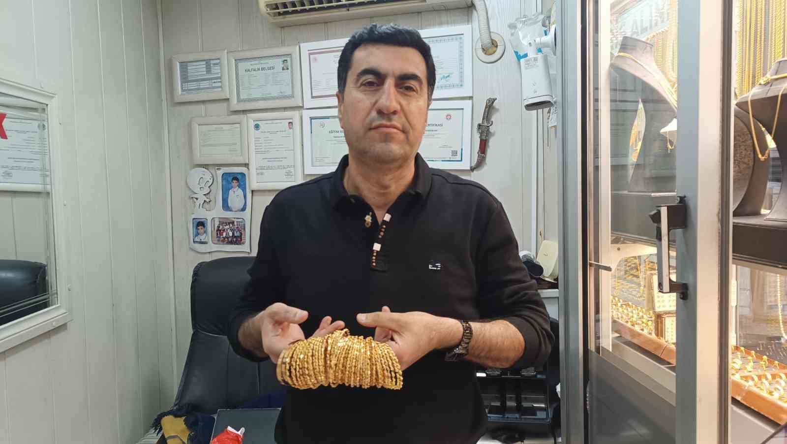 Altın fiyatları düştü, vatandaş kuyumculara akın etti 7 altin fiyatlari dustu vatandas kuyumculara akin etti 3